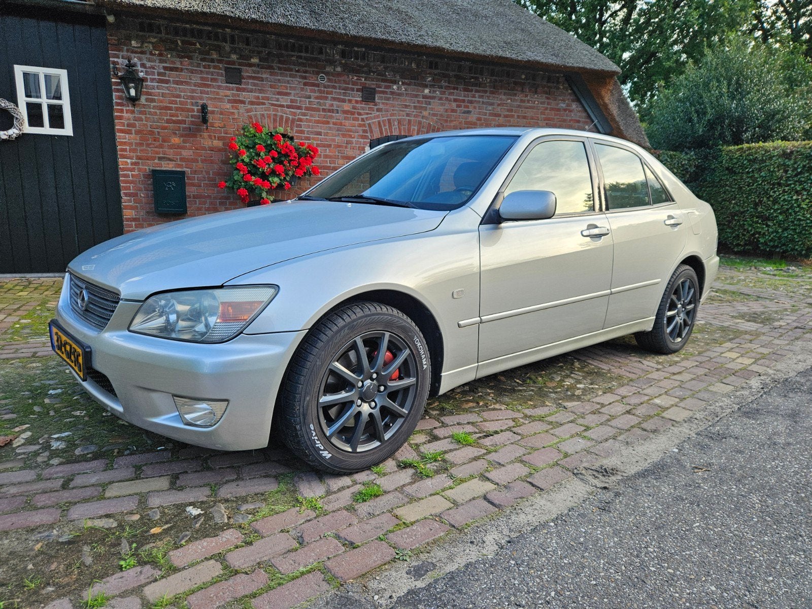Lexus IS 200 2.0 6 cilinder in zeer mooie goede staat!! vol!, Auto's, Leder en Stof, 1335 kg, Sedan, Zilver of Grijs