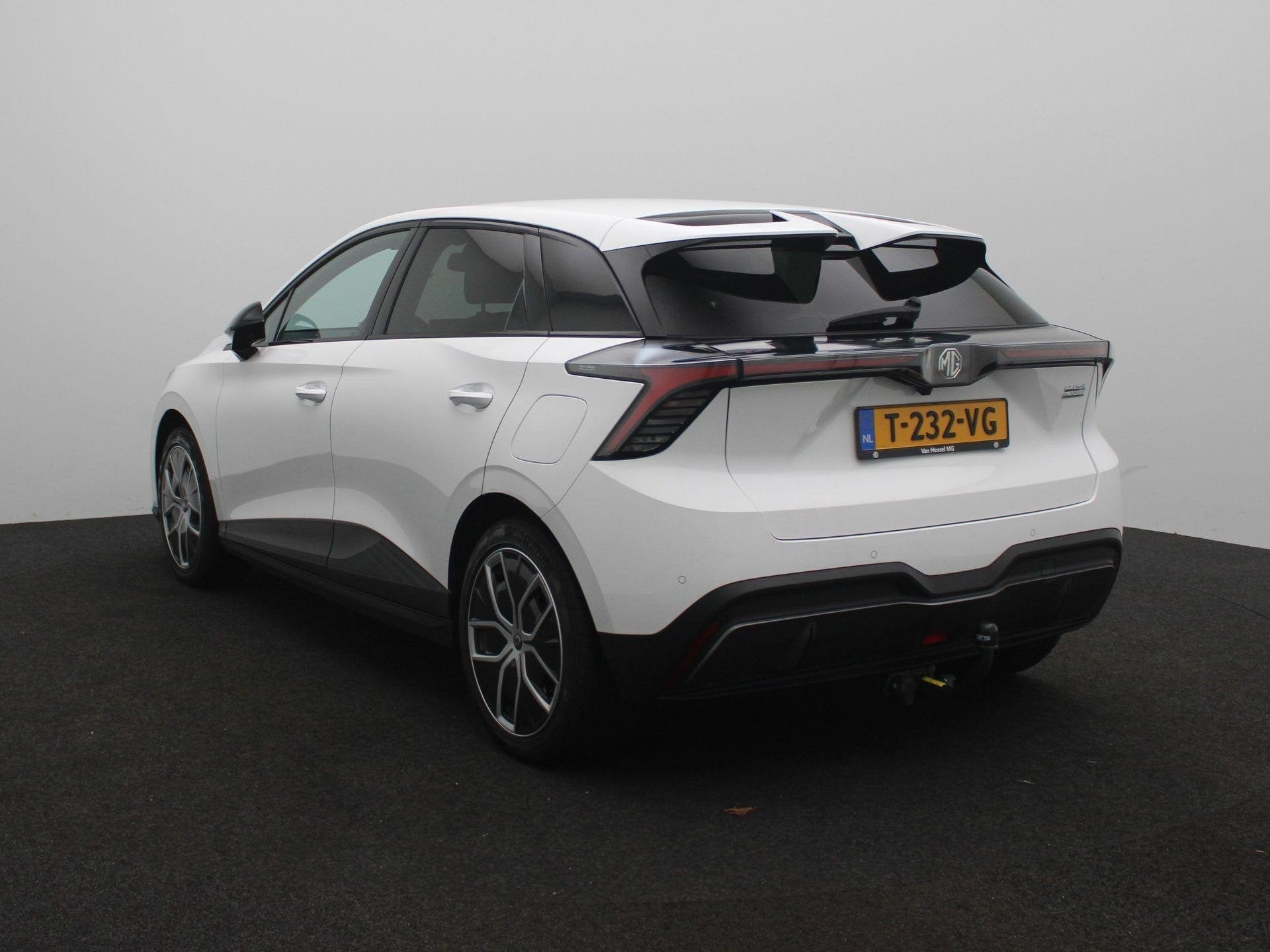 MG 4 Luxury 64 kWh | Apple Carplay/Android Auto | Achteruitr, Auto's, Automaat, 12 maanden, Achterwielaandrijving, Gebruikt