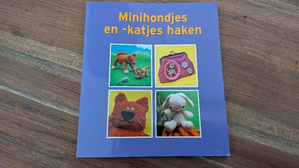 Haakboek: mini hondjes en katjes haken, Ophalen of Verzenden, Haken, Patroon of Boek