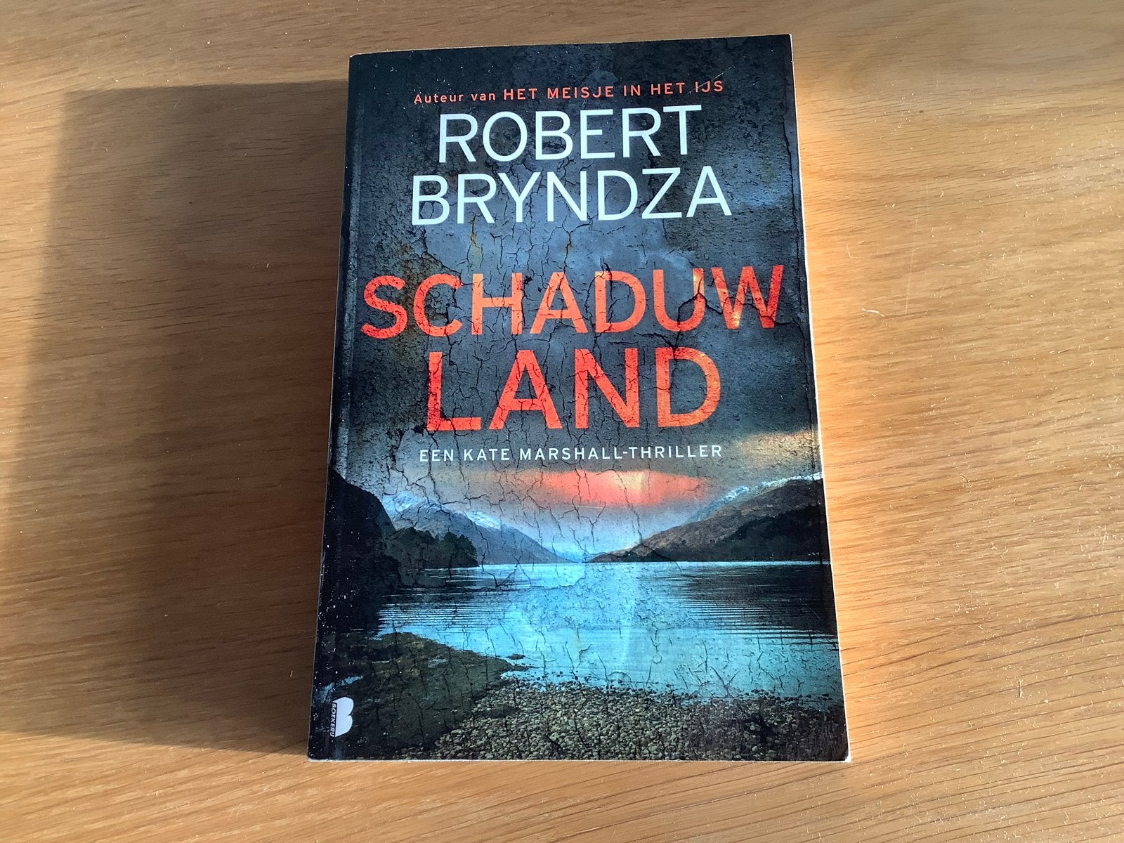 Schaduwland - Robert Bryndza (Kate Marshall-thriller), Ophalen of Verzenden, Zo goed als nieuw, Europa overig