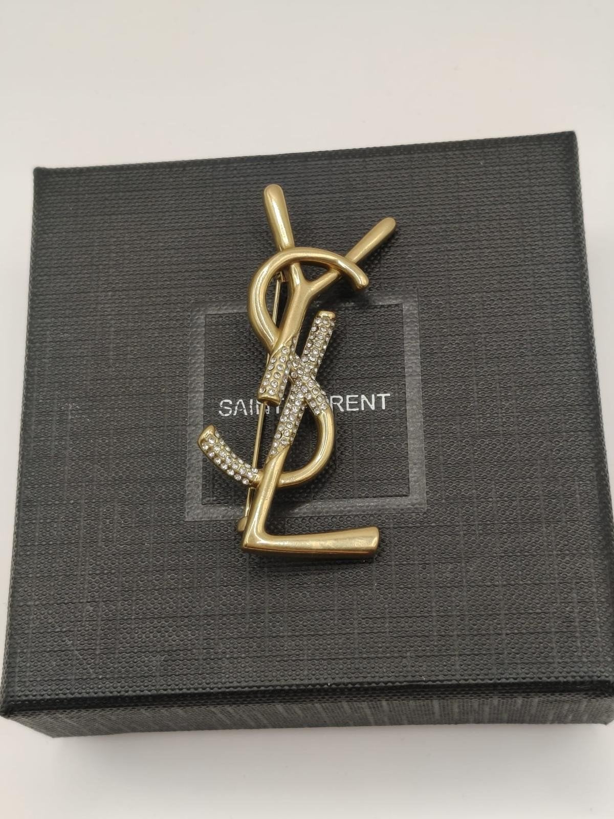 Saint Laurent YSL Broche Goudkleurig met Strass, Overige materialen, 4 tot 7 cm, Nieuw, Ophalen of Verzenden
