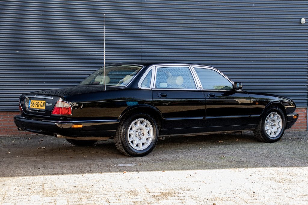 Jaguar XJ SOVEREIGN 4.0 V8 (bj 2000, automaat), Auto's, Automaat, Zwart, Bedrijf, Lederen bekleding