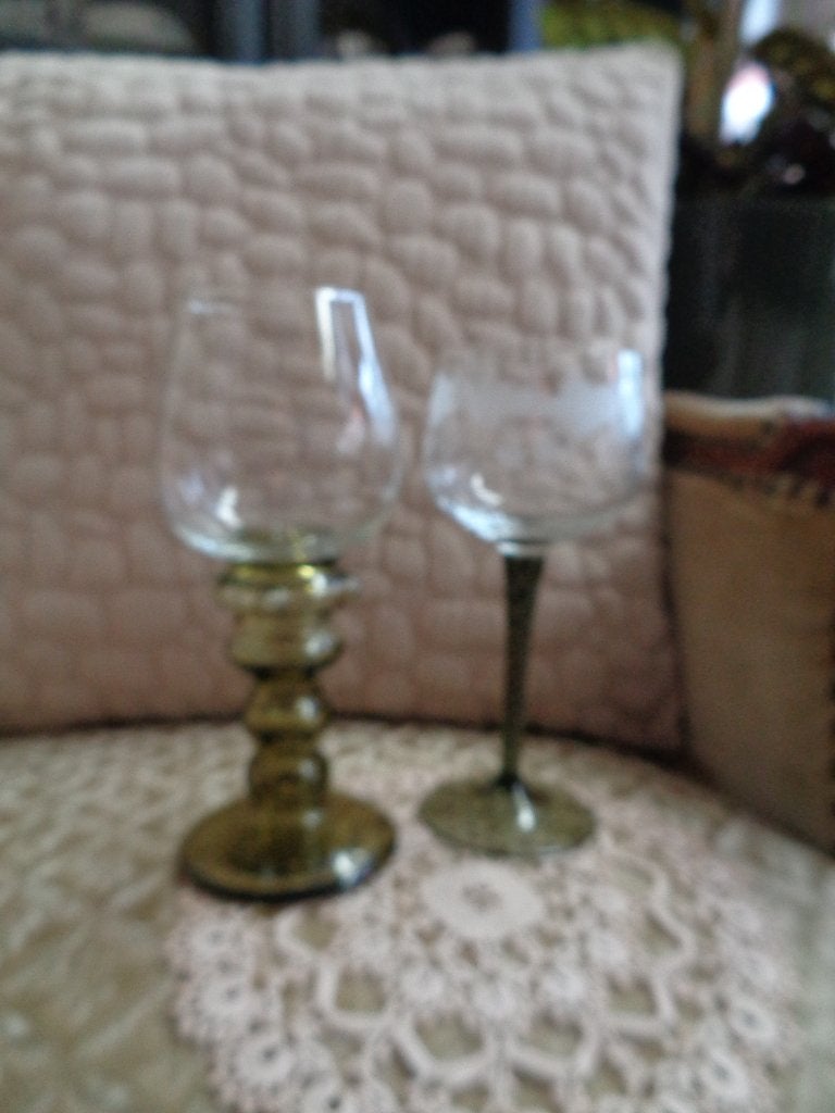 2 Vintage Glazen op Voet waarvan 1 Roemer ** Mimosa **, Ophalen of Verzenden