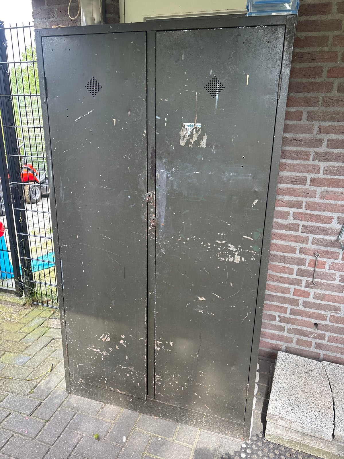 Robuuste ijzeren kast met planken en hangruimte, Ophalen, Gebruikt