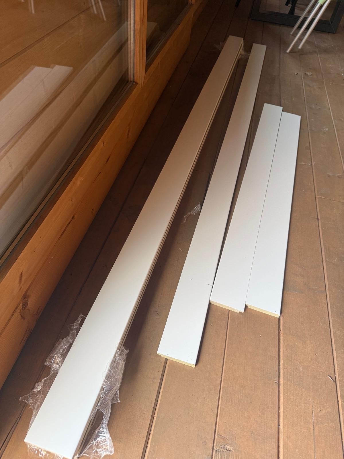 Witte hoge plinten