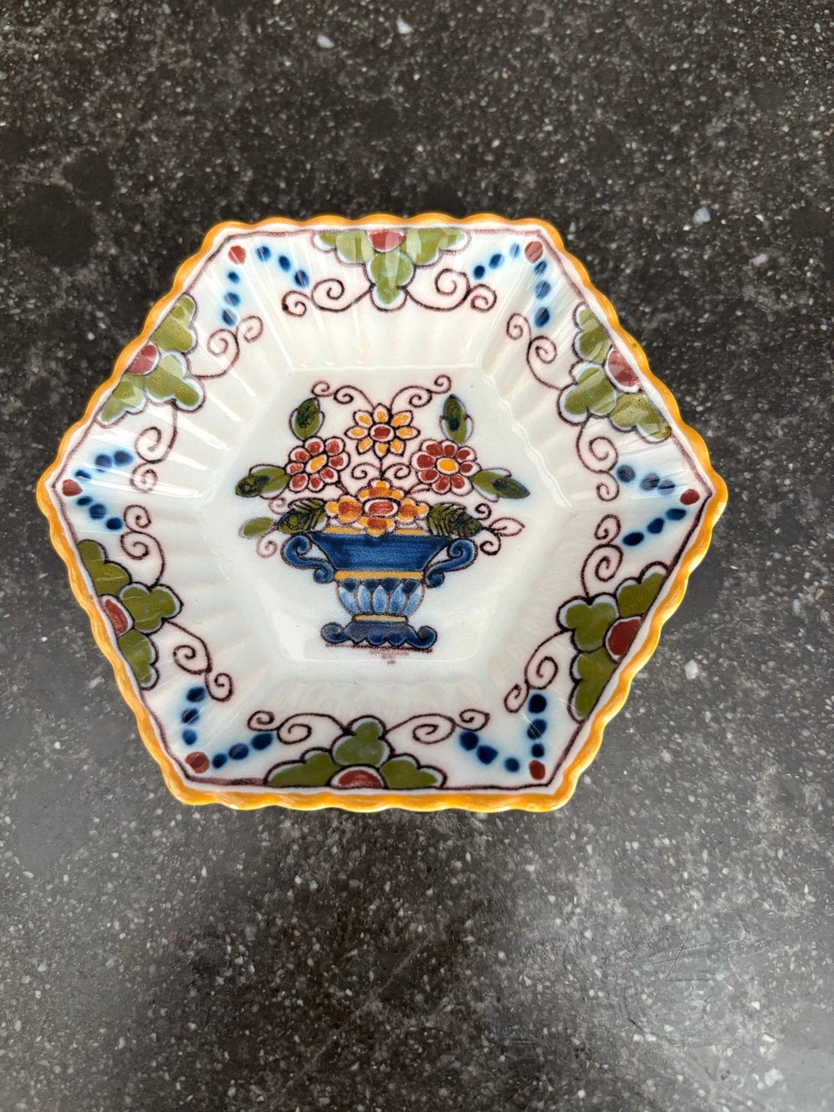 Makkum Tichelaar Hexagonaal Schoteltje 17-3-88, Ophalen of Verzenden