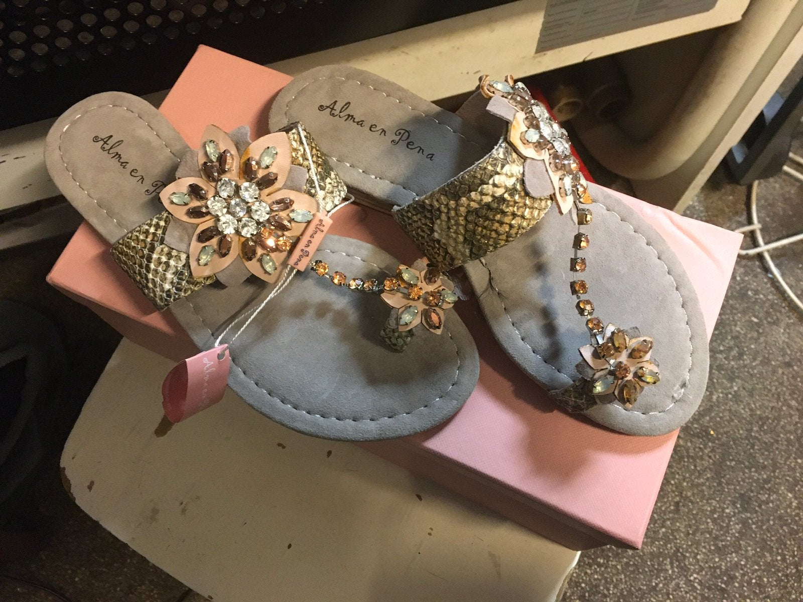 Te koop splinternieuwe teenslippers van Alma en Pena maat 37, Kleding | Dames, Schoenen, Slippers, Overige kleuren, Nieuw, Ophalen of Verzenden