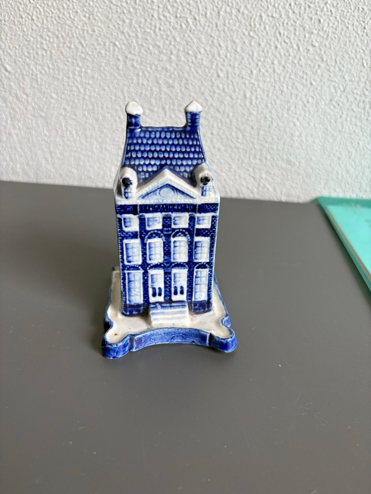 Delfts blauw spaarpotje in de vorm van een grachtenpand, Ophalen of Verzenden, Gebruikt, Steen, Aardewerk of Keramiek, Object of Gebouw
