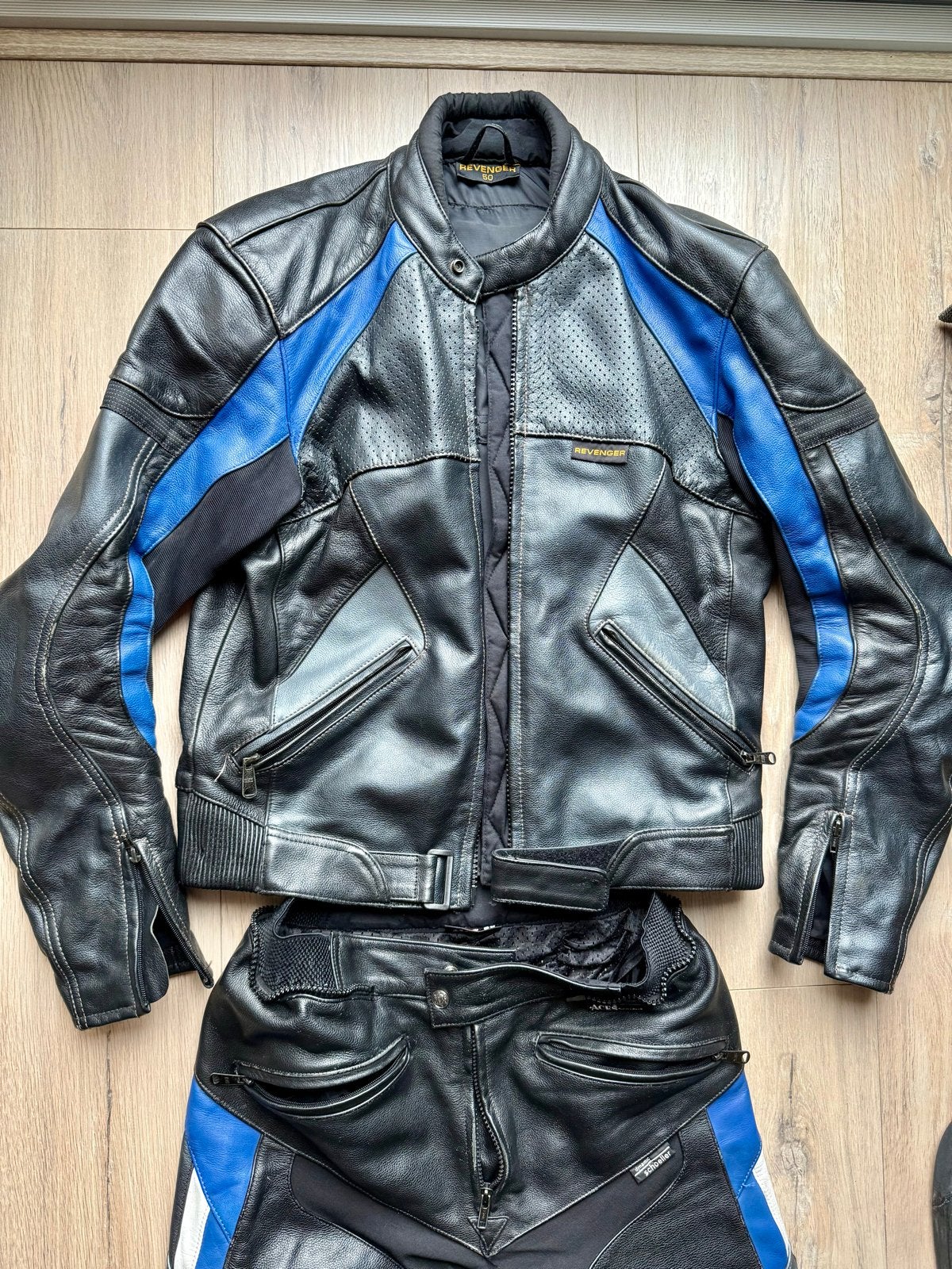 Leren motorpak (jas en broek) - Revenger/MQP - Maat 50, Motoren, Kleding | Motorkleding, Ophalen, Tweedehands, Heren, Combipak