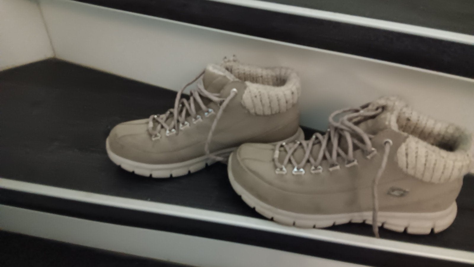 Skechers dames winterschoenen - Zo goed als nieuw, Skechers, Beige, Lage of Enkellaarzen, Ophalen of Verzenden