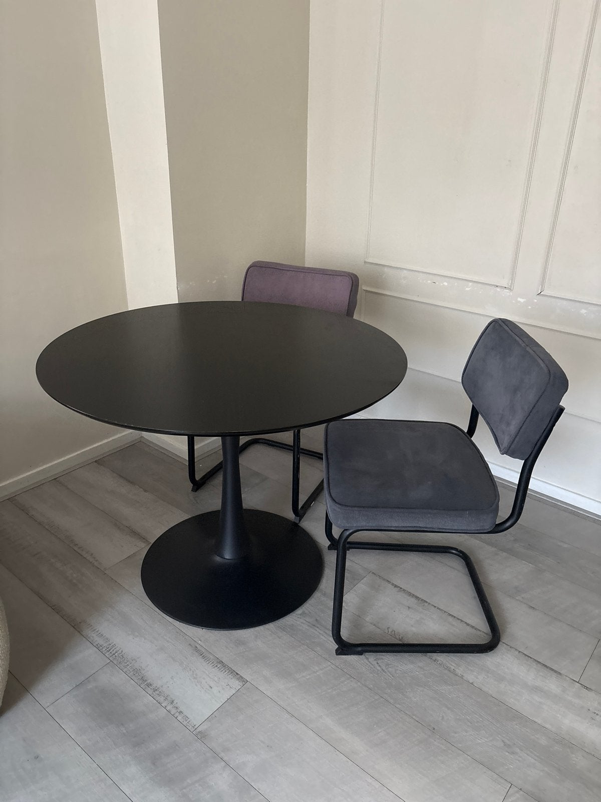 Moderne ronde eettafel met metalen onderstel, Huis en Inrichting, Tafels | Eettafels, Ophalen, Gebruikt, 100 tot 150 cm, Rond