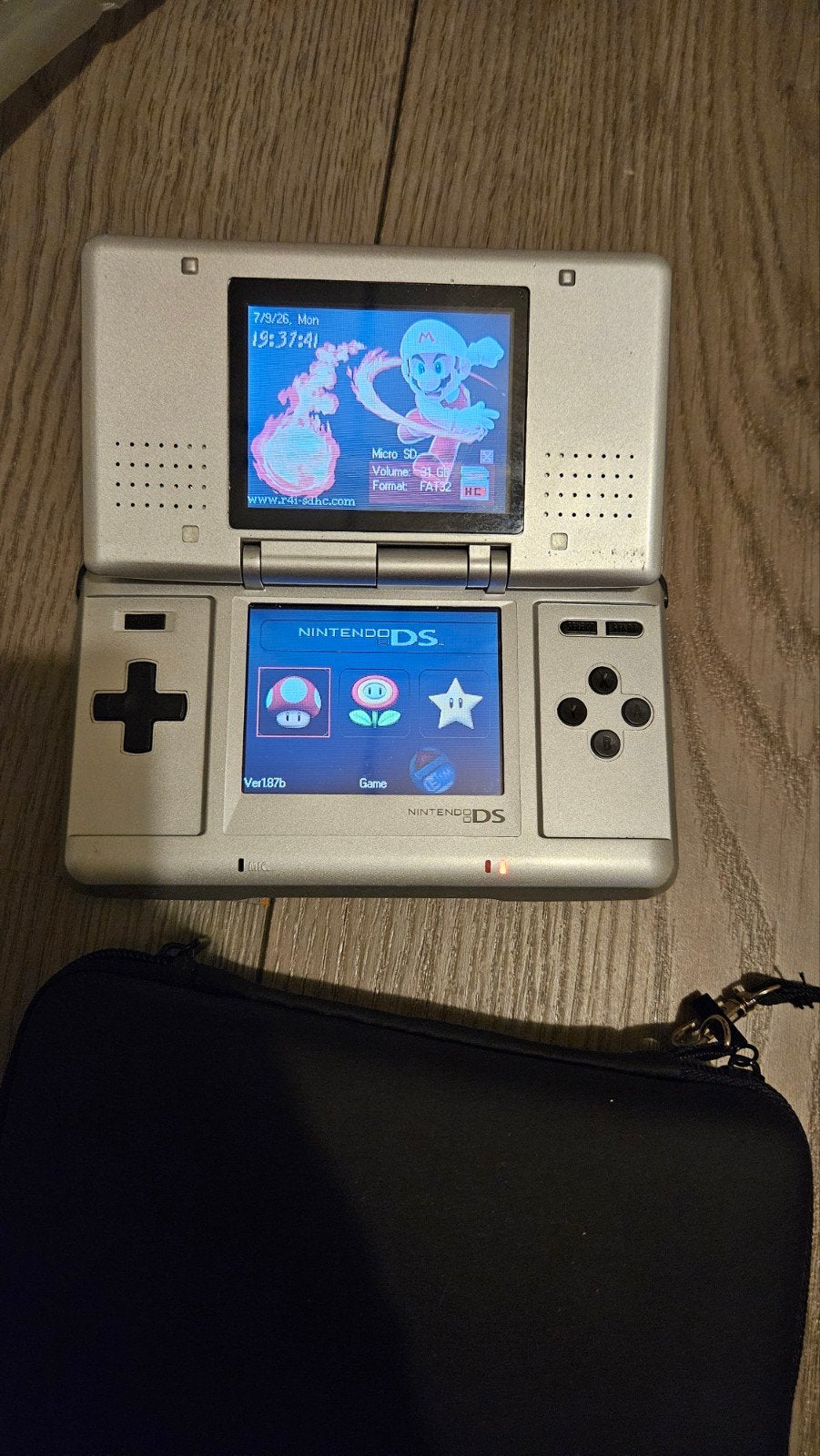 Nintendo DS met 32 GB geheugen, lader en hoes, Spelcomputers en Games, DS Original of Phat, Ophalen of Verzenden, Zo goed als nieuw