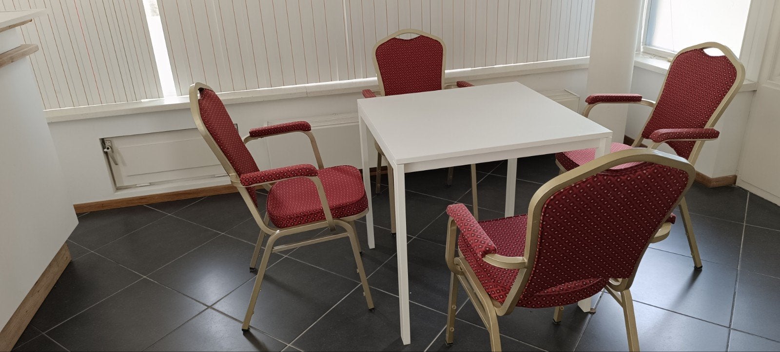tafel met vier stoelen voor €35