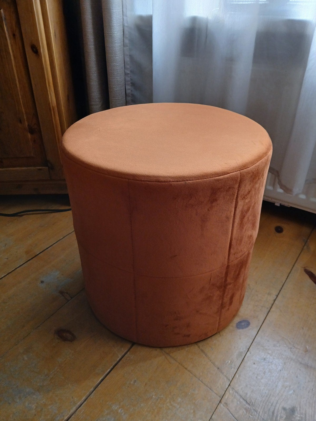 Terra kleurige poef van kwantum. 🌼 Zgan., Huis en Inrichting, Ophalen, Minder dan 50 cm, Rond, Minder dan 50 cm