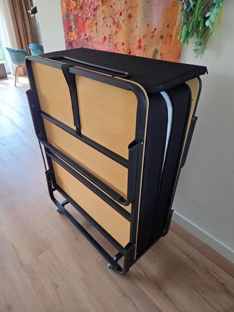 Opvouwbaar logeerbed met matras, Ophalen, Modern en functioneel, Gebruikt, 90 cm