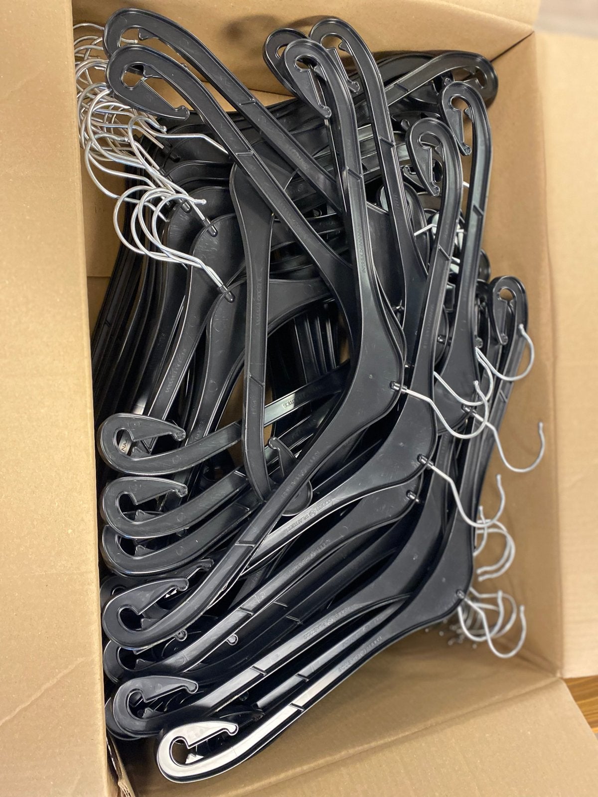 100 Kledinghangers NA47 - Zwart plastic met metalen haak, Ophalen of Verzenden, Gebruikt, Kunststof, Volwassenen