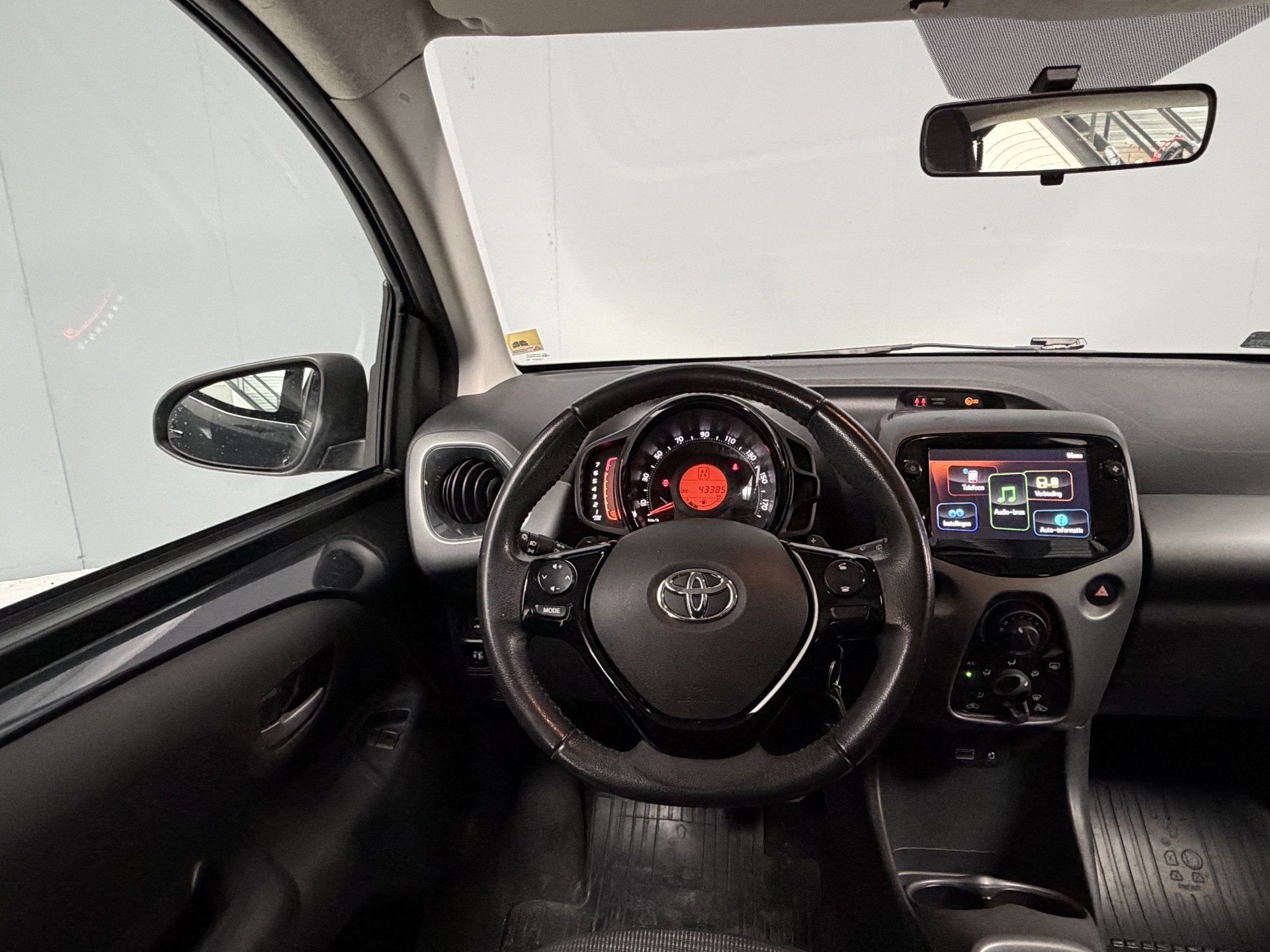 Toyota Aygo 1.0 VVT-i x-play DAB|Camera|Carplay|Automaat, Auto's, Toyota, Gebruikt, Zwart, 4 stoelen, Bedrijf