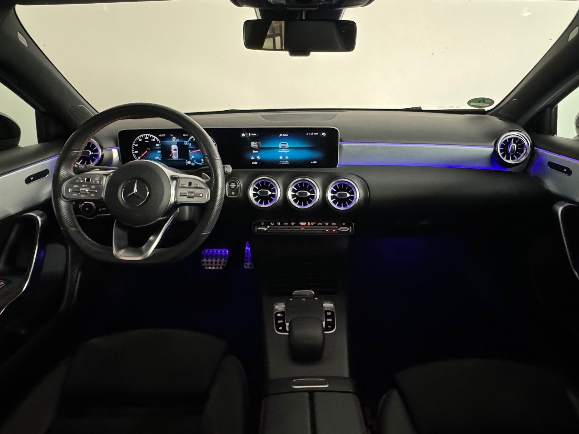 Mercedes-Benz A-klasse 200 AMG Night Pano|Sfeer|CarPlay|Came, Dealer onderhouden, Gebruikt, 4 cilinders, Automatische klimaatregeling