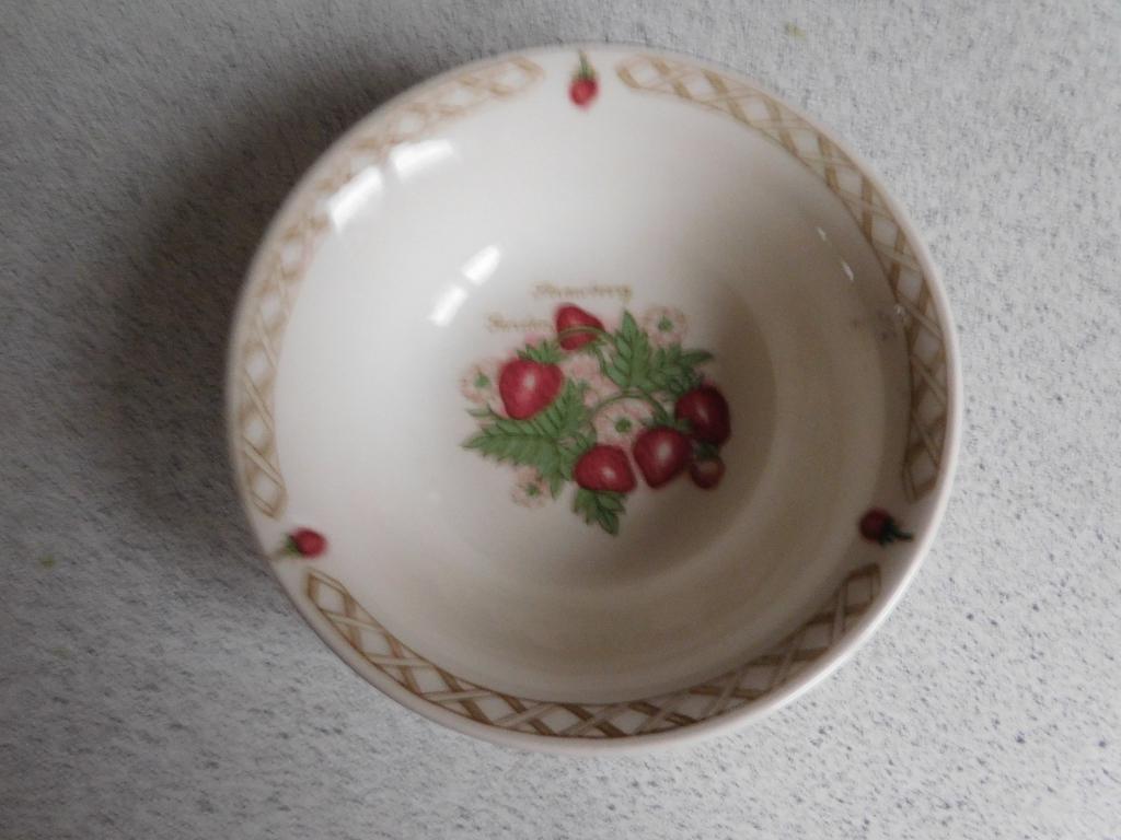 Schaal 15,5 cm. Strawberry Garden Claytan Malaysia, Ophalen of Verzenden