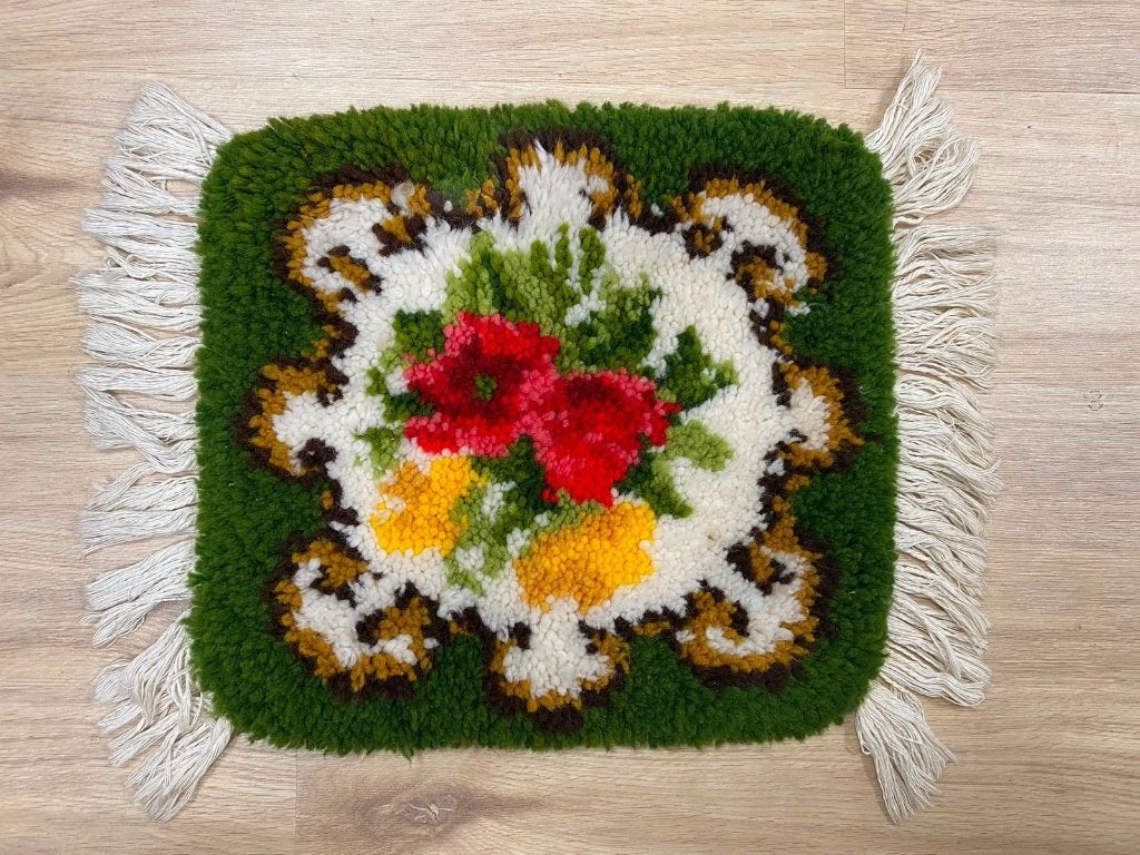 Vintage handgeknoopt wollen kleed met bloemen 43x39 cm, Huis en Inrichting, Ophalen, Rechthoekig