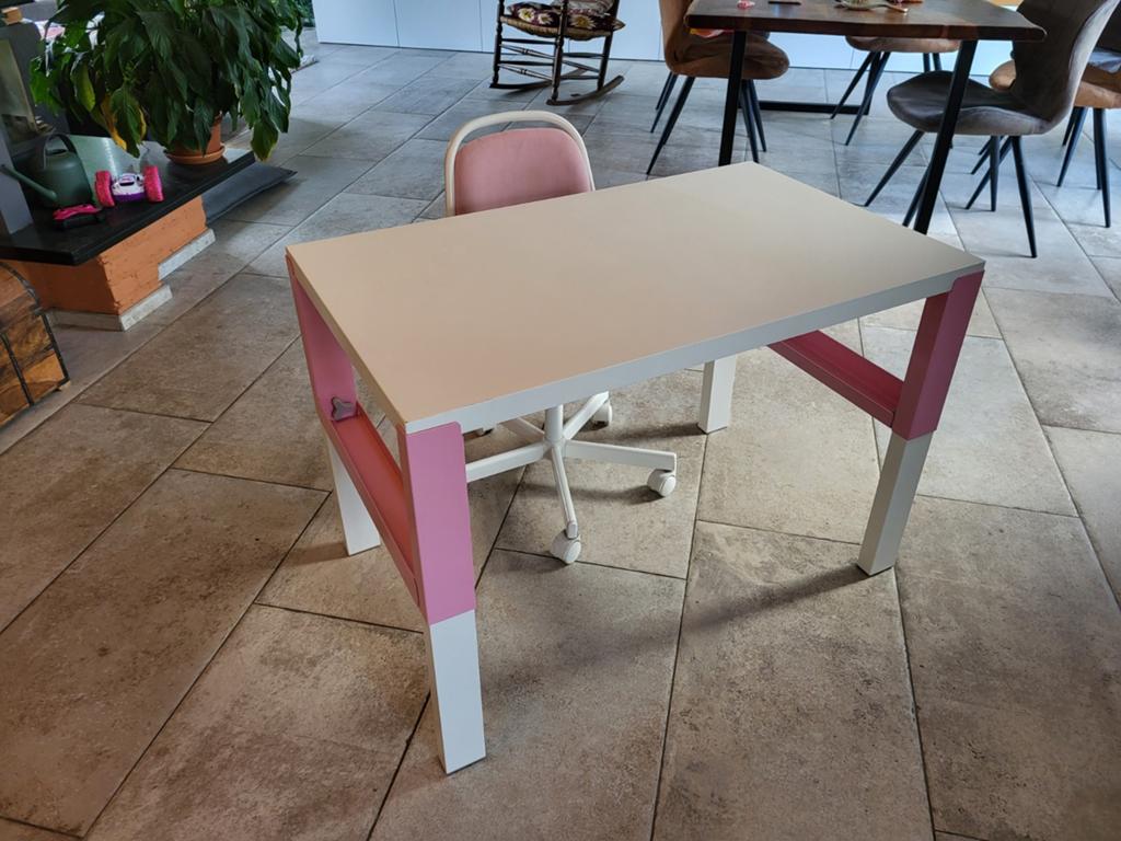 Mooi Ikea Pahl meegroei kinder bureau roze wit verstelbaar, Huis en Inrichting, Bureaus, Ophalen, In hoogte verstelbaar