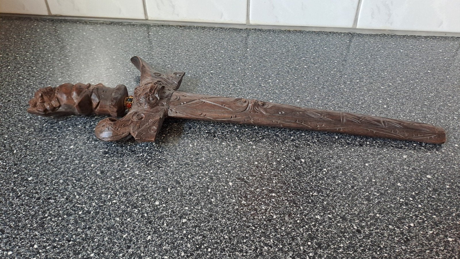 Antieke Indonesische Kris met gedetailleerd houtsnijwerk, Hout, Gesneden, Ophalen of Verzenden, Indonesië