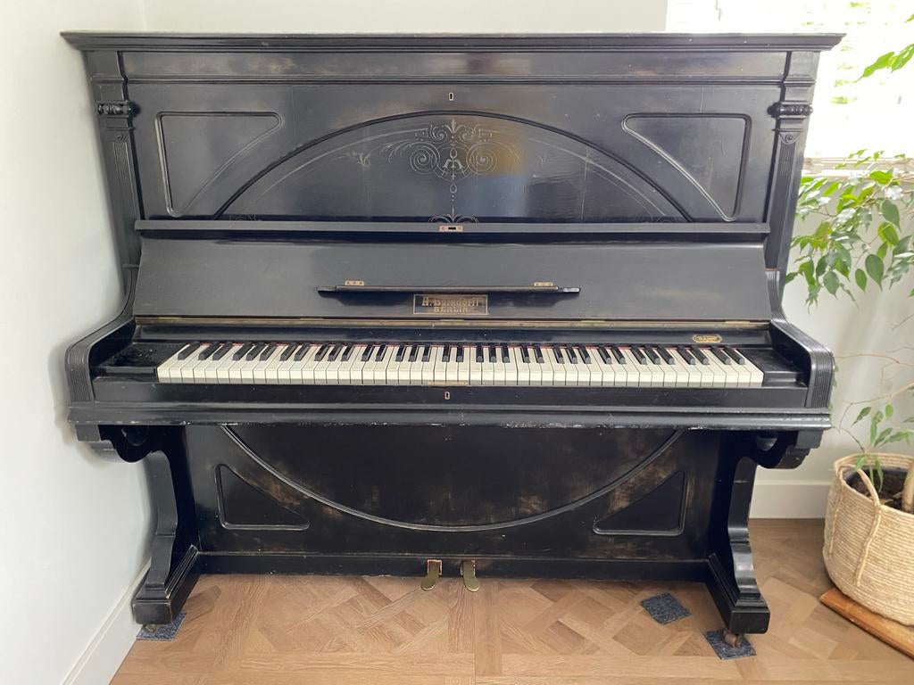Antieke zwarte piano, gratis af te halen, Muziek en Instrumenten, Piano's, Ophalen, Gebruikt, Zwart, Piano