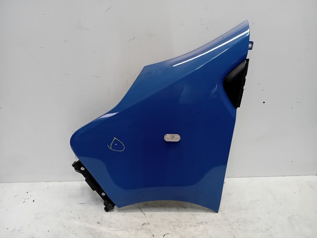 Spatbord links voor Opel Vivaro, Onderdelen@venauto.nl, Van der Ven Autorecycling B.V., Gebruikt, Ettenseweg 76, 4706 PB Roosendaal, The Netherlands