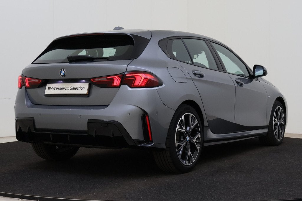 BMW 1 Serie 120 M Sport Automaat / Sportstoelen / M Adaptief, Auto's, BMW, 156 pk, Met garantie (alle), Origineel Nederlands, Bedrijf
