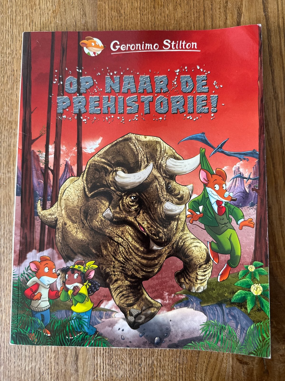 Andrea Denegri - Op naar de prehistorie! STRIPBOEK, Gelezen, Eén stripboek, Ophalen of Verzenden, Andrea Denegri; Giuseppe Ferrario; Geronimo Stilton