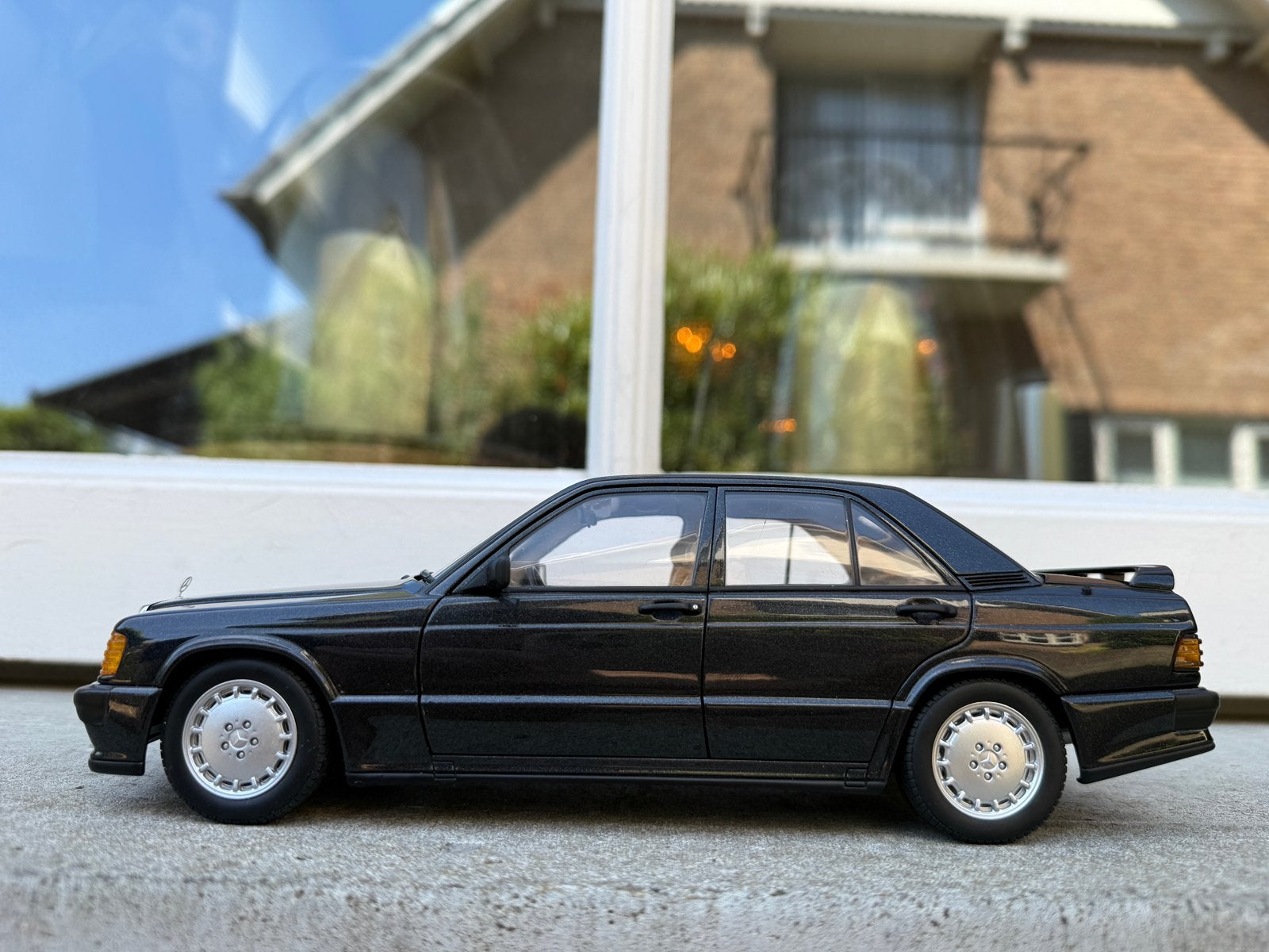 1:18 Mercedes 190E 2.3-16V zwart 1986 W201 Autoart 76122, Hobby en Vrije tijd, Modelauto's | 1:18, Auto, Autoart, Ophalen of Verzenden