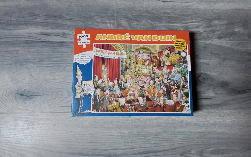 André van Duin 60 jaar Legpuzzel 1000 stukjes, Hobby en Vrije tijd, Denksport en Puzzels, Ophalen, 500 t/m 1500 stukjes, Gebruikt