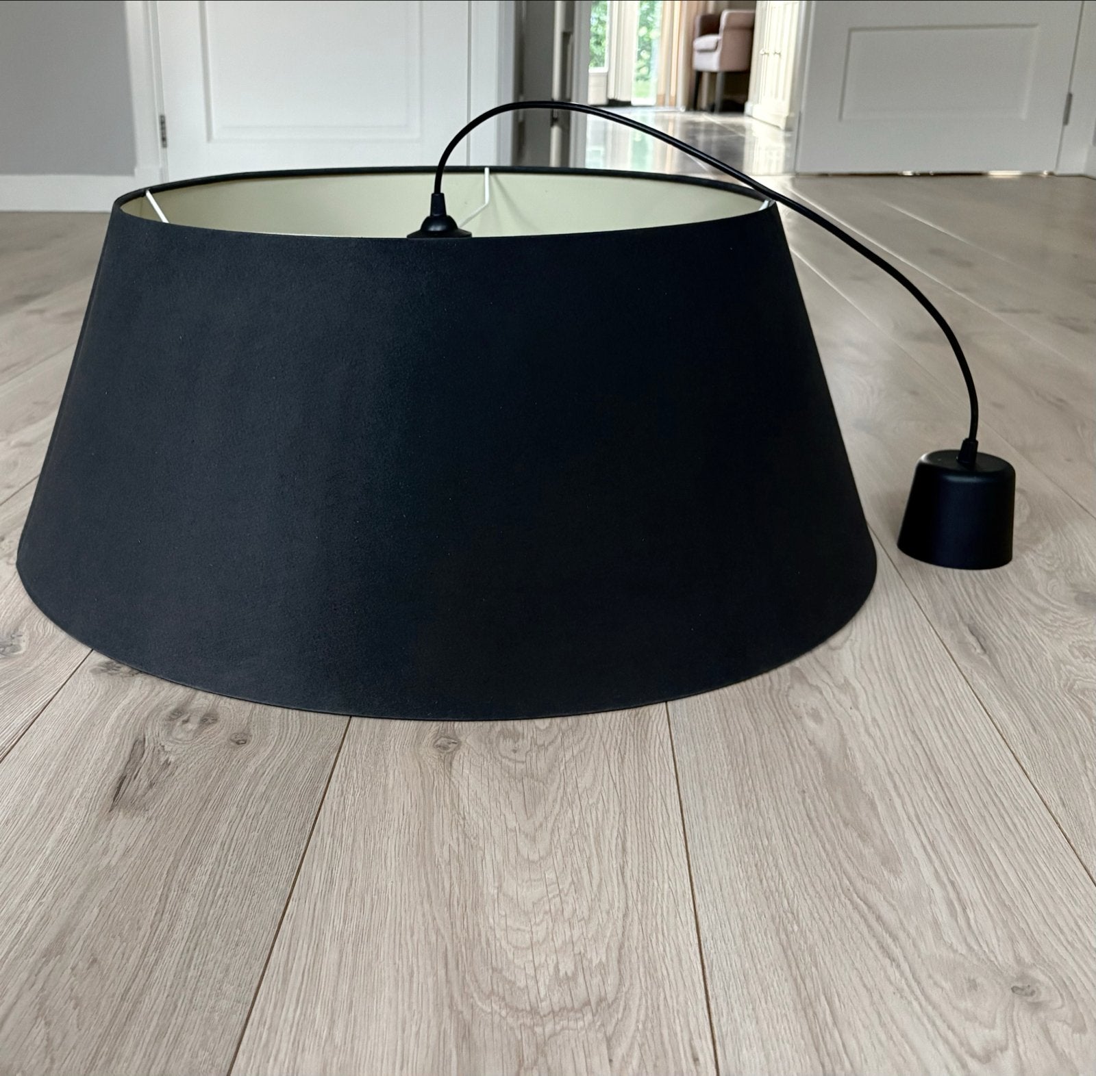 Zwarte grote hanglamp. Boven Ø 55 cm en onder Ø 75 cm, Hanglamp, Gebruikt, Zwart, Rond