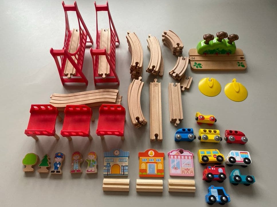 Hape Houten Treinbaan Set met Bruggen, Voertuigen en Figuren, Ophalen of Verzenden, Zo goed als nieuw, Jongen of Meisje