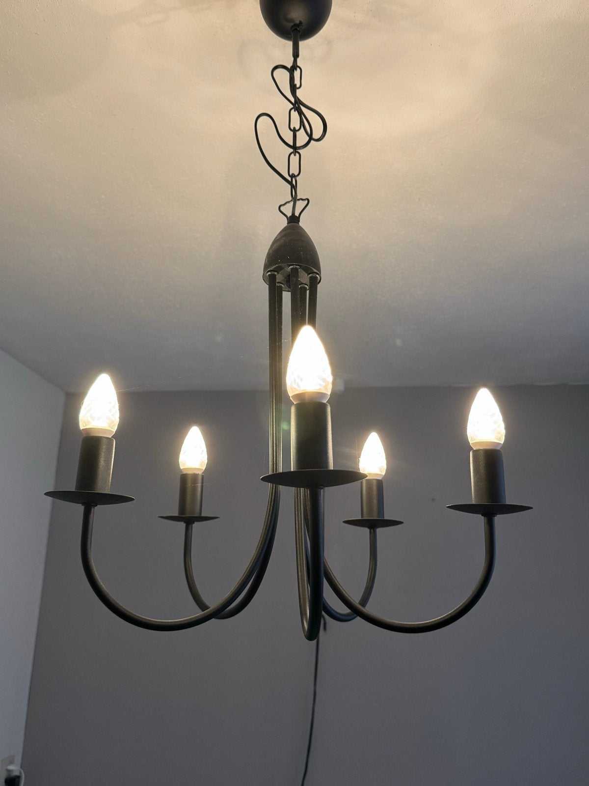 Zwarte metalen hanglamp met 5 kaarsvormige lichtpunten, Gebruikt, Zwart, Overige vormen, Ophalen