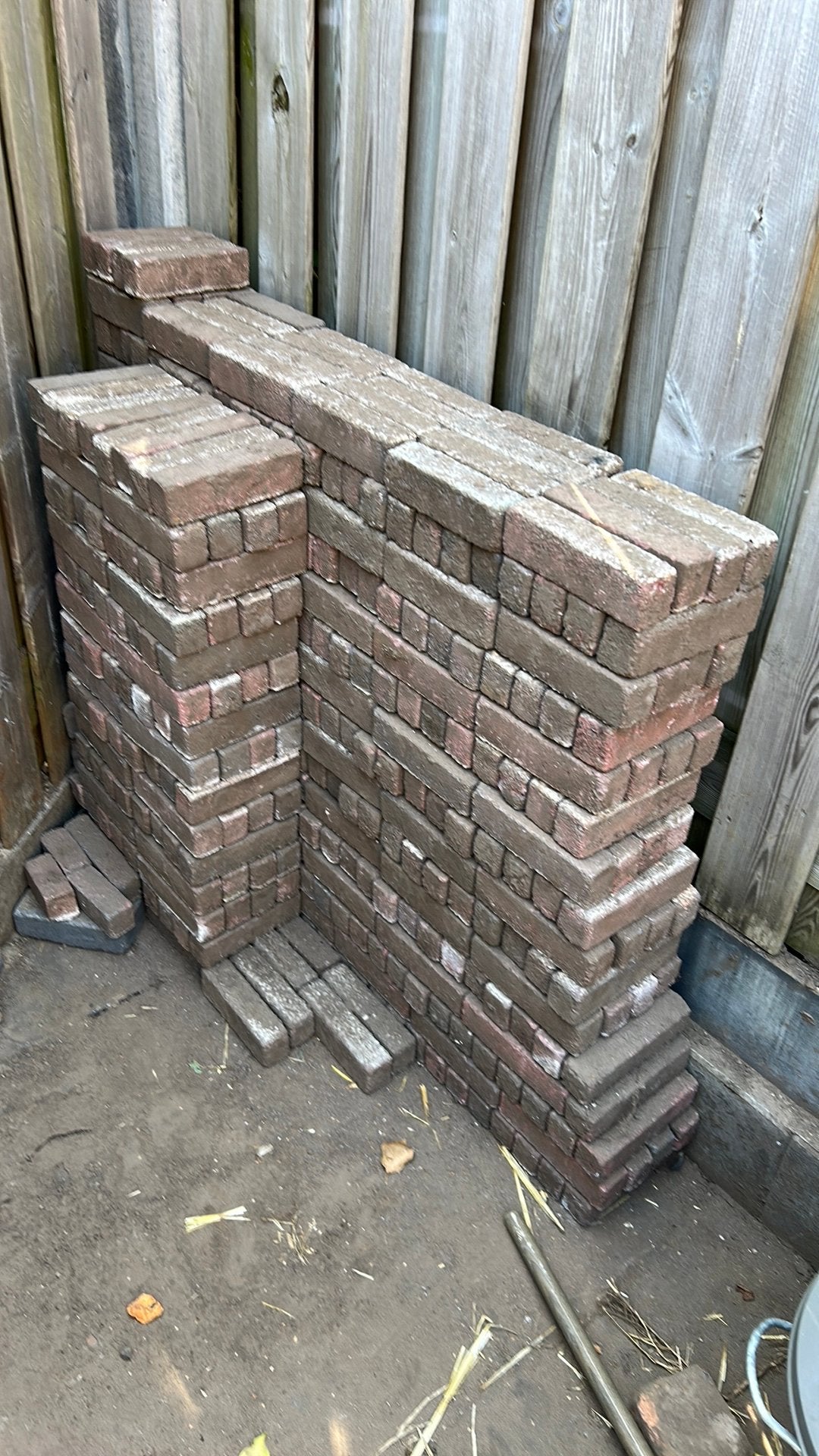 Gratis betonnen waaltjes 3 m2, Ophalen, Gebruikt, Klinkers, Minder dan 5 m²