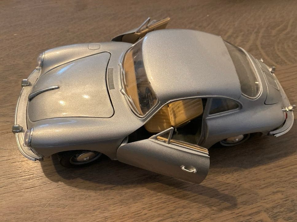 Bburago Porsche 356 B Coupé (1961) - Zilver, Ophalen of Verzenden, Gebruikt, Auto, Bburago
