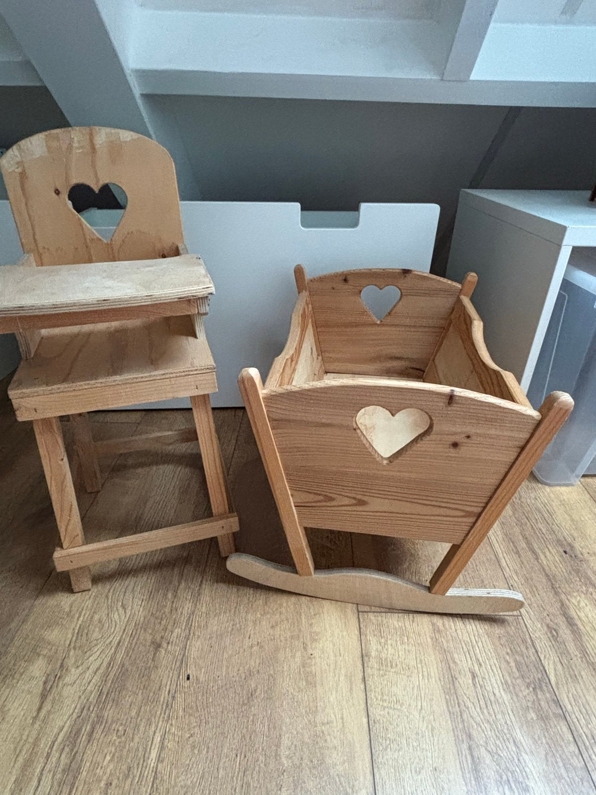 Houten poppenstoel en wiegje met hartjesuitsparing, Ophalen, Gebruikt, Meubelstuk of Keukentje