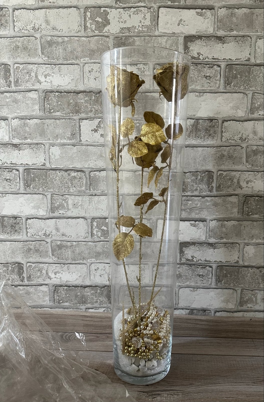 Hoge glazen vaas met goudkleurige decoratie, Transparant, Inclusief decoratie, Nieuw, Ophalen of Verzenden