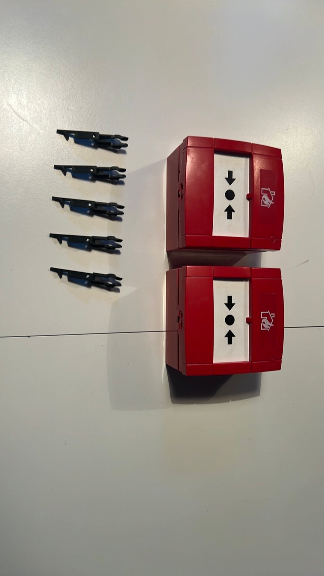 KAC goedwerkende handbrandmelders, Detector, Sensor of Melder, Ophalen of Verzenden, Zo goed als nieuw, Alarmoproep bij centrale