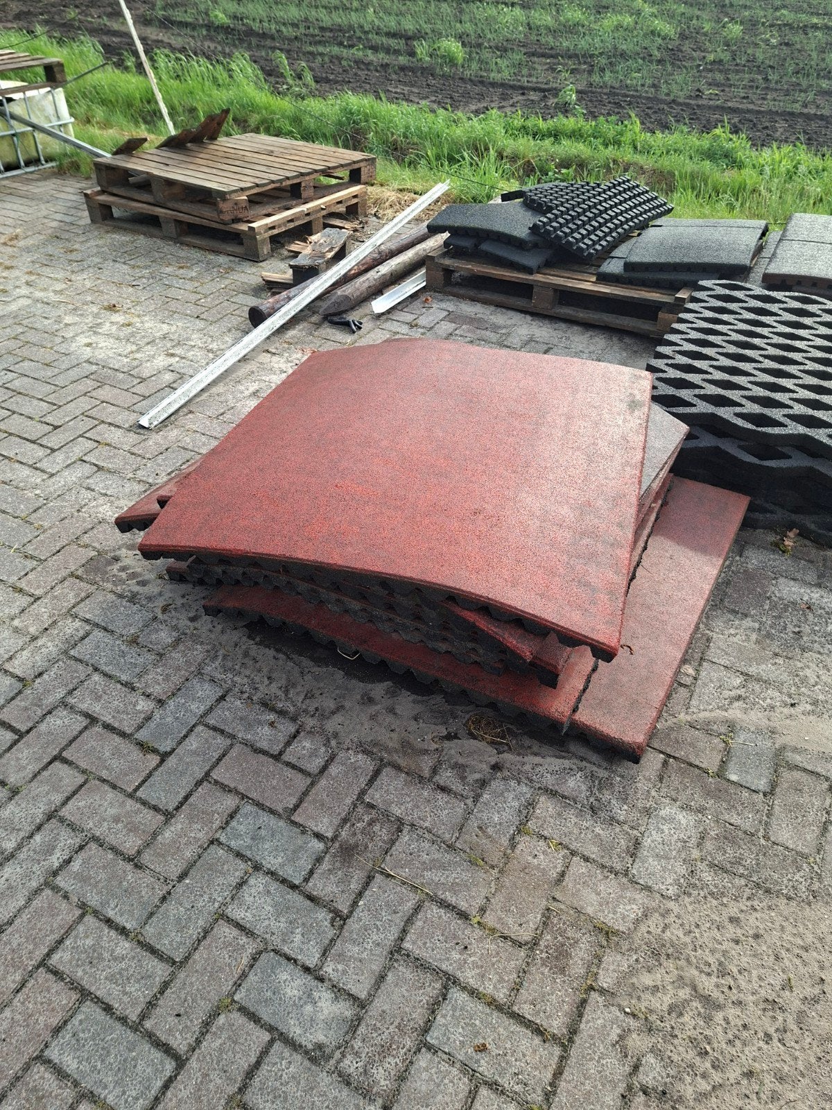 4 rode rubberen tegels 100x100. 1 met gat