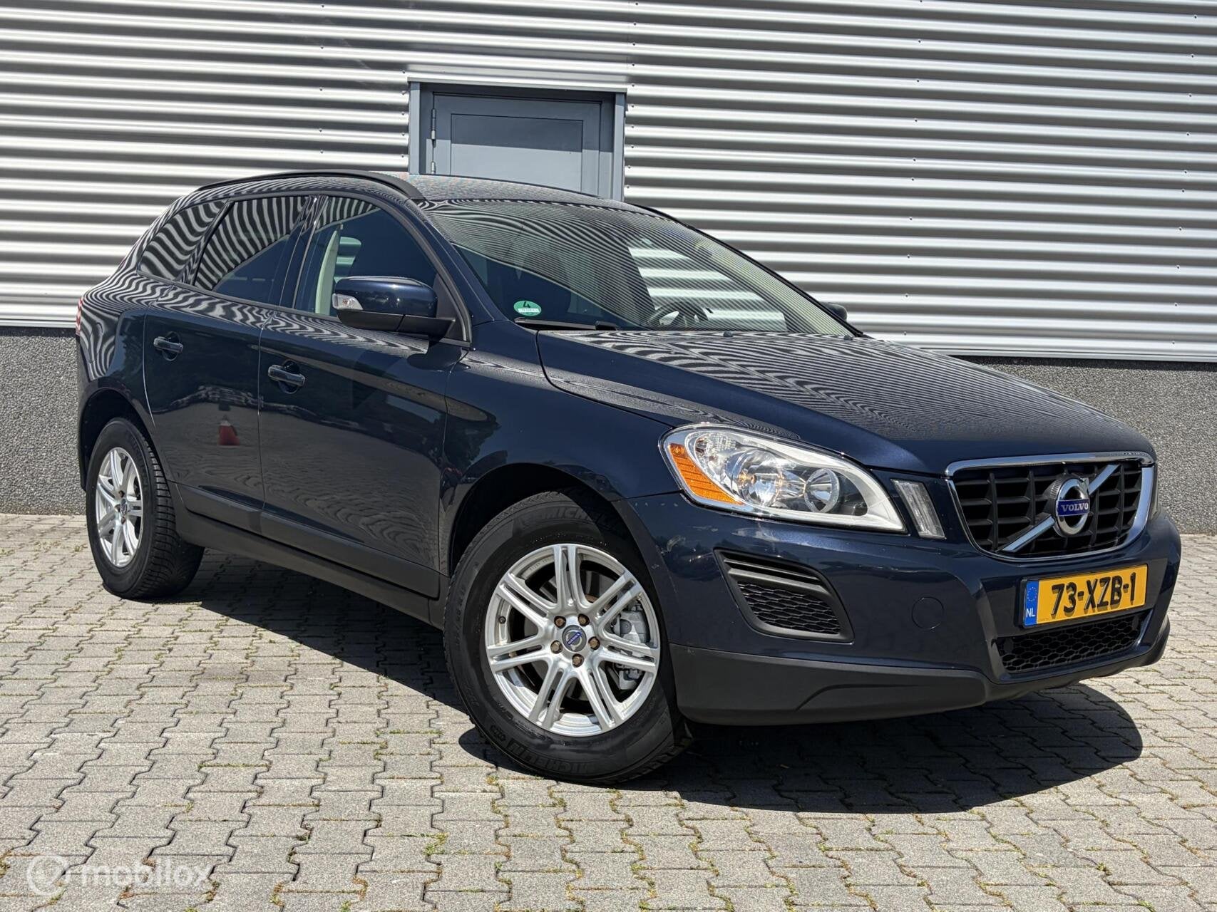 Volvo XC60 2.0 D4 Kinetic, Airco,Cruise,Navi, Auto's, Euro 5, Stof, Gebruikt, Zwart
