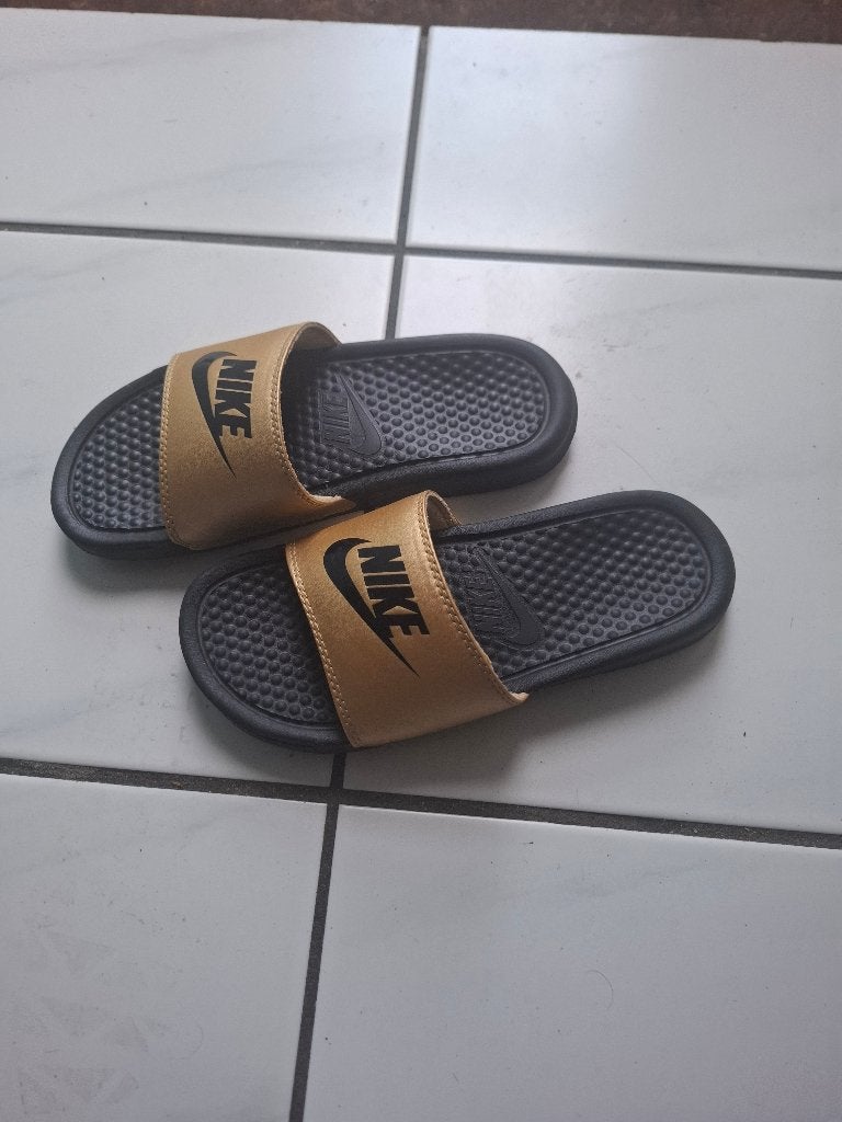 Nike Slippers Maat 37, Overige kleuren, Nike, Zo goed als nieuw, Ophalen