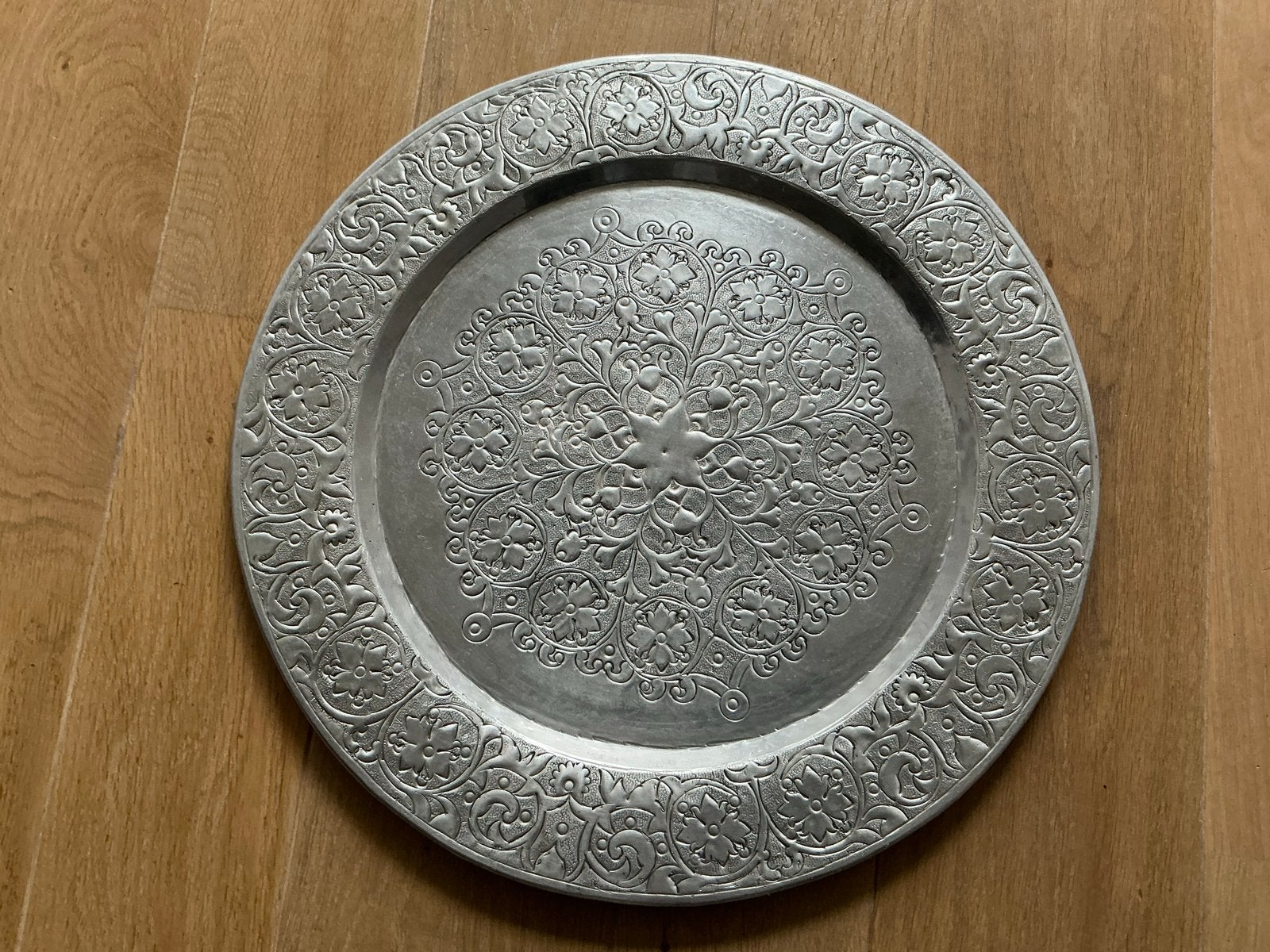 Zilverkleurig Dienblad met Sierlijk Reliëf - 50 cm Diameter, Huis en Inrichting, Ophalen, Gebruikt, Rond, Metaal