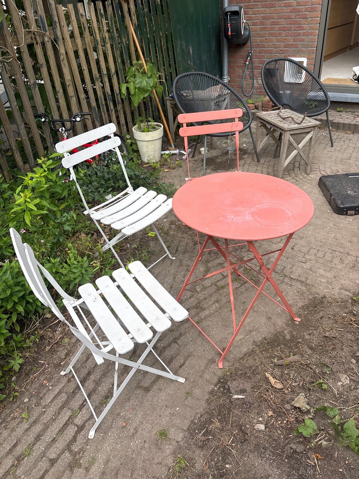 Bistro tuinset: 2 witte stoelen, 1 roze tafel en stoel, Ophalen, Gebruikt, Rond, Metaal