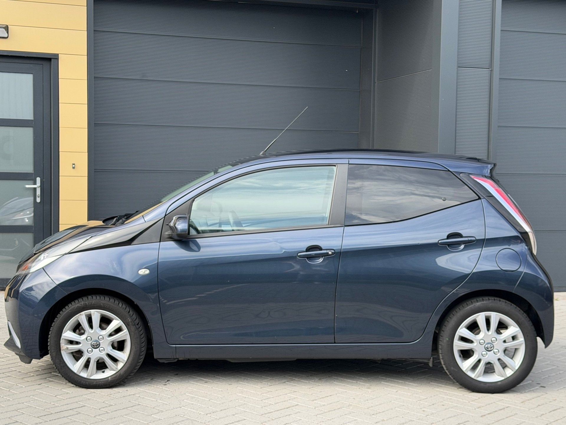 Toyota Aygo 1.0 VVT-i X-Joy - Climate - Camera - Cruise - Na, Auto's, Toyota, Voorwielaandrijving, Leder en Stof, Origineel Nederlands