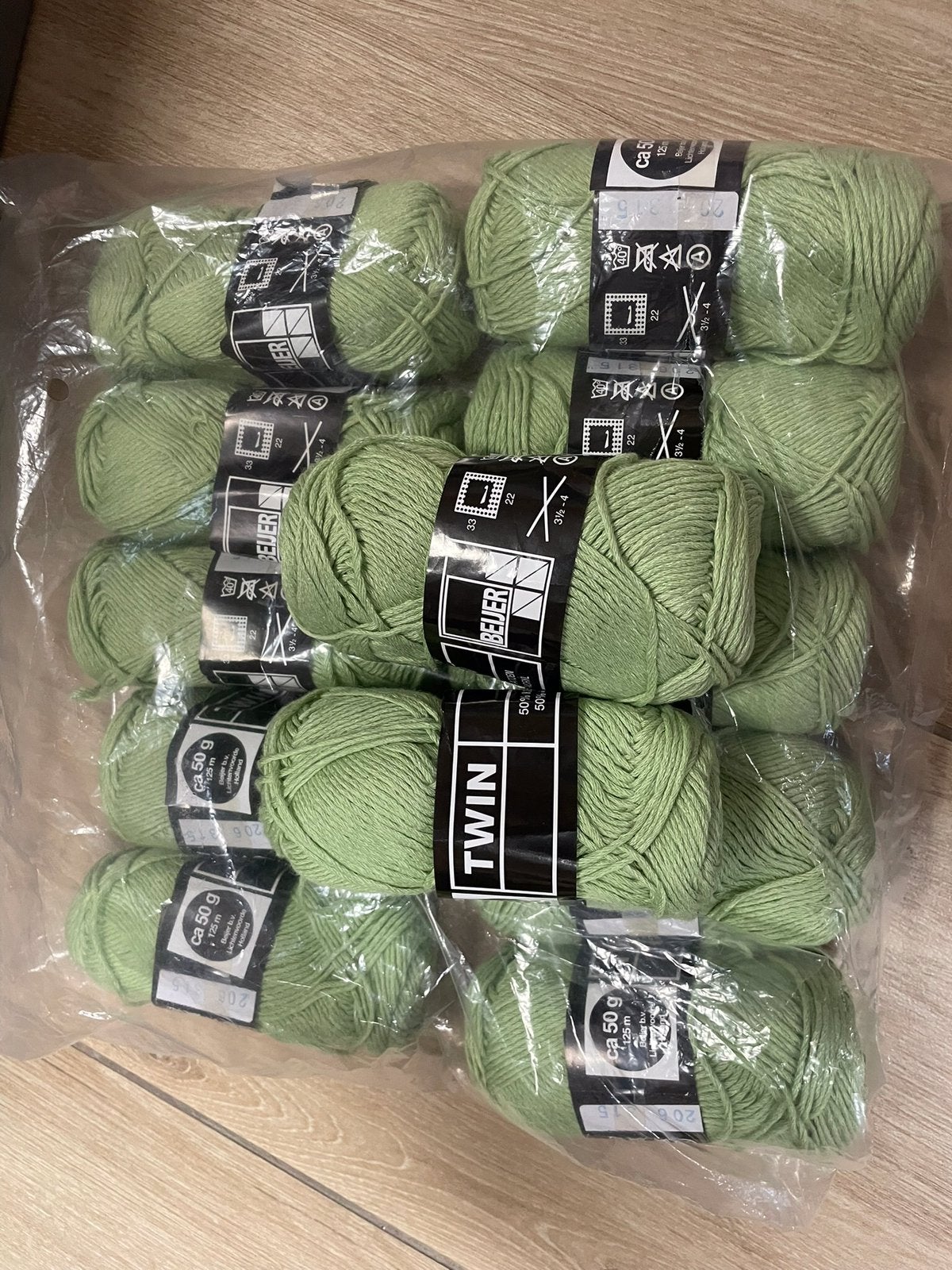 12 bollen 50%katoen/50% acryl haak/breigaren in grasgroen, Ophalen of Verzenden, Nieuw, Breien of Haken, Wol of Garen