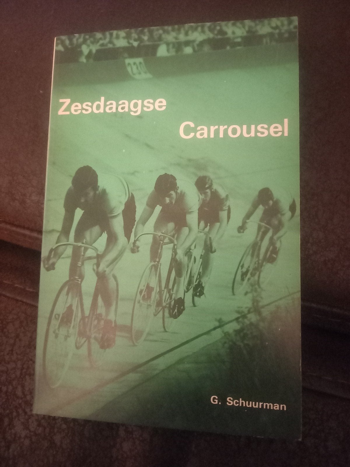 Zesdaagse Carrousel - G. Schuurman (1967), Boeken, Lopen en Fietsen, Ophalen of Verzenden, Zo goed als nieuw, G. Schuurman