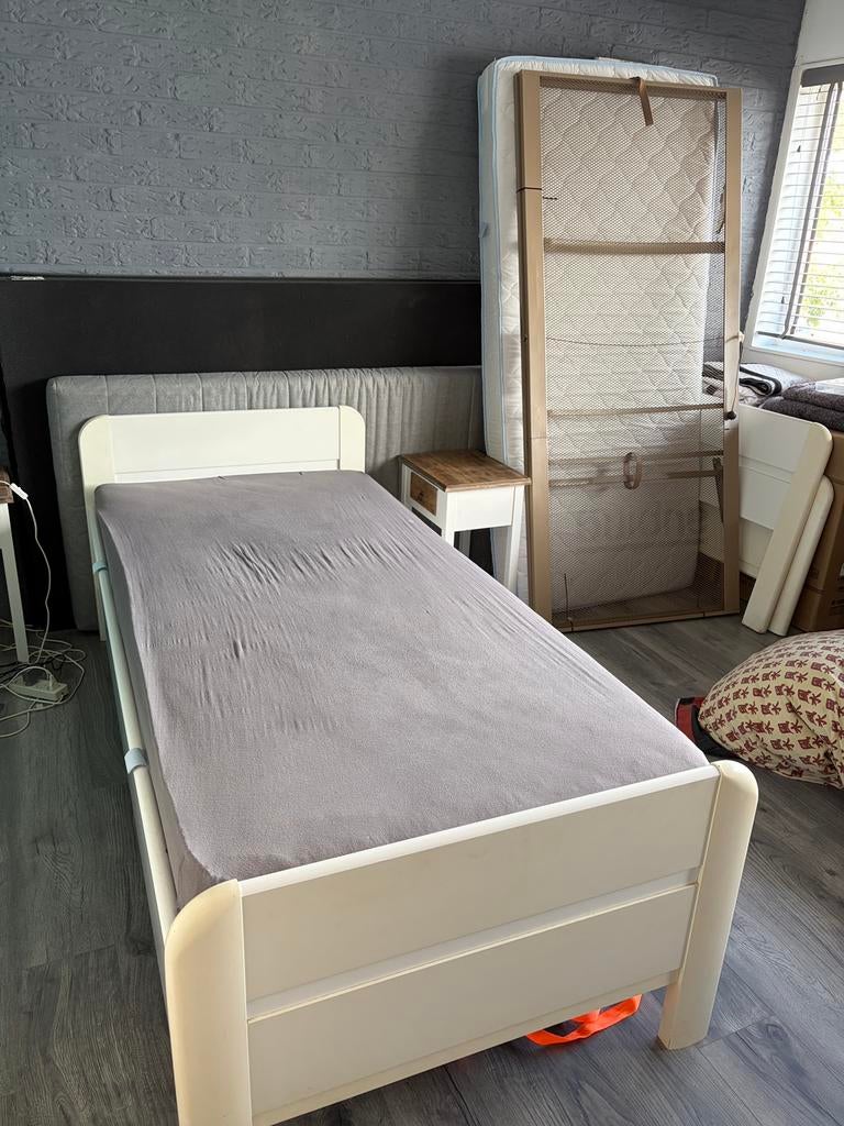 Bed frame + nachtkastjes2 x, Huis en Inrichting, Slaapkamer | Bedden, Ophalen, Gebruikt, 90 cm, Eenpersoons