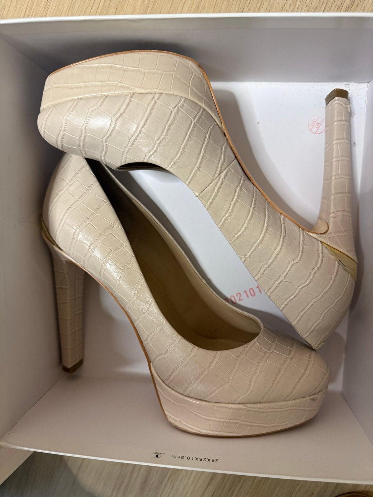 Guess pumps met krokodillenprint - Beige, maat 40, Ophalen of Verzenden, Zo goed als nieuw, Beige, Pumps